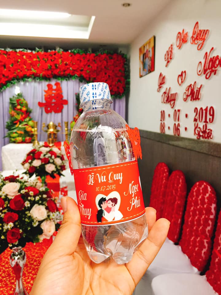 Nhãn chai nước dán trong đám cưới