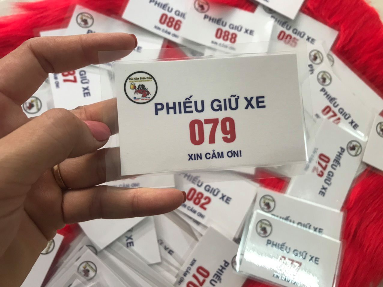 Thẻ giữ xe ép plastics