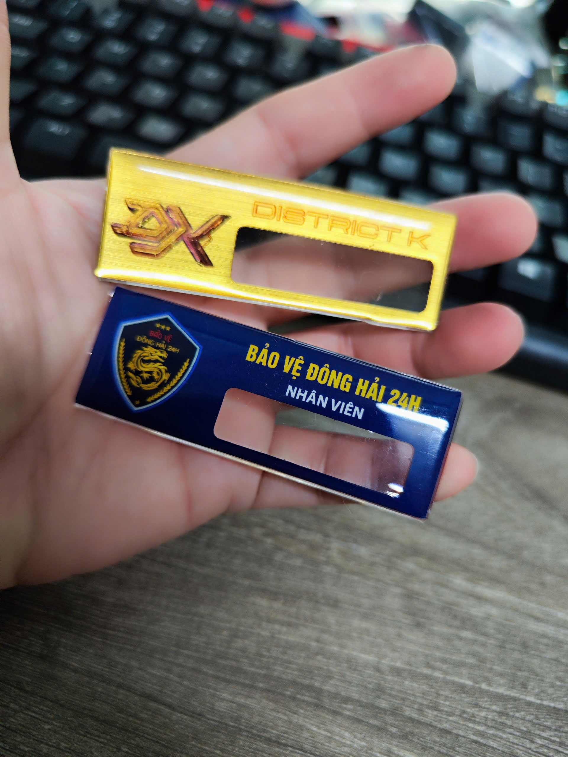 Bảng tên mica lồng tên